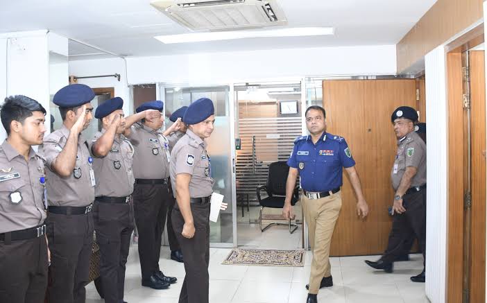 হাইওয়ে পুলিশের প্রধান হিসেবে ফারুক আহমেদের যোগদান - sonalykhabor.com