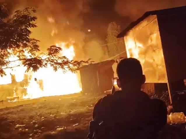 UP Truck Bus Accident LIVE Video Update; Fire Tragedy | Nepal Balrampur