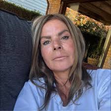 Give these a try 🔥 ⠀ These 5 exercises are amazing at targeting those  stubborn obliques. What's better is they can be performed safely at home.⁠  ⁠⠀ Remember you can get my