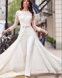 Corpetto di pizzo con gonna in chiffon a fessura, bordo in pizzo smerlato di alta fessura fanno contrasto con il corpetto. La Sposa Over 40 La Fata Madrina Alessandra Cristiani