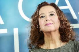 Nata a viareggio, a 15 anni interpreta il suo primo film, il federale, con ugo tognazzi, ed è subito successo; Stefania Sandrelli La Confessione Choc Violentata E Presa A Botte Da Ragazza Roba Da Donne