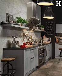 graue kuchenfronten kombiniert mit lampen im industrial stiel wirken cool und modern kuche einrichtung idee industrielles kuchendesign kuche kuchendesign