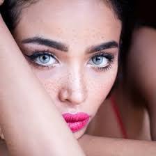 Kimberly Wallis's Instagram, Twitter & Facebook