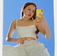 Majo (masc.) or maja (fem.), also manolo and manola, after the most popular names, were people from the lower classes of spanish society, especially in madrid, who distinguished themselves by their elaborate outfits and sense of style in dress and manners, as well as by their cheeky behavior. Fans De Majo Gutierrez Home Facebook