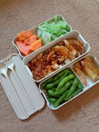 Dari beragam jenis sayuran hingga protein hewani, tumis buncis akan memberikan tekstur dan kenikmatan sendiri yang menggenapkan semuanya. Bekal Makan Siang Lunchbox Idemakansiang Idemakansiangsimple Makan Siang Ide Makanan Makanan Dan Minuman