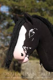 Tekenen & knutselen van merken als djeco, hasbro zwarte paardenkop, het lijkt een soort hout het materiaal maar durf dat niet met zekerheid te zeggen. Keppihevonen Google Haku Hobby Paard Stok Paarden Paard Knutselen