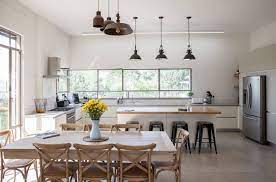 מטבח לבן עם אלמנטים כפריים בעיצובה של עדי מבל שלם מטבחי זיו home decor kitchen living room