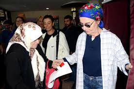 Müesser ve günay isimlerinde iki kardeşi vardır. Fatma Girik Ailesiyle Gelip Oyunu Kullandi