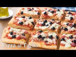 Trascorsi questi minuti sforna la pizza e aggiungi sulla sua superficie la mozzarella a dadini. Fatto In Casa Da Benedetta Pizza