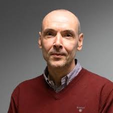 Met 1 druk op de SOS-knop waarschuw je vrijwilligers in de buurt”: Vlaming  Aaron (18) bouwt app die vrouwen veiliger gevoel moet geven