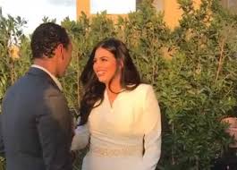 وقال أحمد خالد صالح في لقائه مع زوجته هنادي مهنا في برنامج صاحبة السعادة، إن علاقتهما بدأت منذ زمن بعيد، وذلك قبل أن تحترف هنادي مهنا التمثيل، وأضاف إنه كان قد بدأ مسيرته الفنية فور تخرجه من الجامعة، وتعرف على هنادي والتي كانت ترفض وقتها دخول مجال التمثيل، وكانا أصدقاء. Ù‡Ù†Ø§Ø¯ÙŠ Ù…Ù‡Ù†Ø§ ÙˆØ£Ø­Ù…Ø¯ Ø®Ø§Ù„Ø¯ ØµØ§Ù„Ø­ ÙŠØ­ØªÙÙ„Ø§Ù† Ø¨Ø§Ù„Ø¹Ø§Ù… Ø§Ù„Ø¬Ø¯ÙŠØ¯ Ø®ØªØ§Ù…Ù‡Ø§ Ù…Ø³Ùƒ Ø§Ù„Ù…ØµØ±ÙŠ Ø§Ù„ÙŠÙˆÙ…