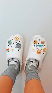 Aesthetic Black Crocs With Charms Pin By O L I V I A On Crocin Crocs Crocs Shoes Outfit Shoes