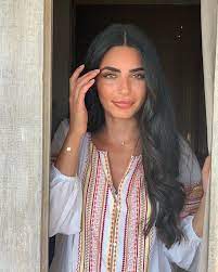 14 9k Likes 234 Comments Basma Hamze بسمة حمزة Basmabhamze On Instagram Golden Hour Long Fringe Hairstyles Long Hair Styles Face Hair