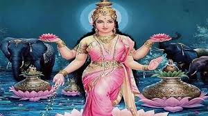 News & Views :: મા લક્ષ્મી ઘરે આગમન પહેલા જ આપે છે આ સંકેત, સમજી લેવું કે આવશે અઢળક સંપત્તિ