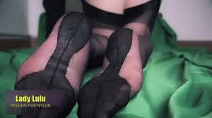 Penelope macht sich flexibel posierend. Dangling Femdom Fetish Clips