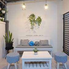 Moms bisa mengaplikasikan penggunaan sliding door aluminium biar sirkulasi udara segar bisa berputar di dalam rumah serta bisa mengurangi penggunaan lampu. Jasa Desain Arsitek Jogja Teras Sekaligus Ruang Tamu Kenapa Tidak