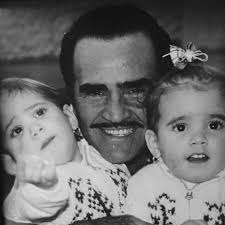 Lo dice bien esta canción: “no hay nada más bello, desde que el mundo las  vio caminar” Mi amor partido en dos, pero siempre duplicado para todos los  afortunados que las rodeamos.