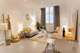Création d'un espace cuisine ouverte et coin repas, création d'une verrière pour délimiter un coin bureau dans le salon, création de rangements dans la chambre. Appartement T2 13005 Scandinave Salle De Sejour Marseille Par Caroline Semac Wow Home Staging Houzz