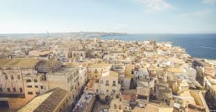 Siracusa è uno scrigno dalle innumerevoli bellezze, lungo il viaggio in soggettiva di una turista abbiamo voluto esaltare i (primi) 10 luoghi da non perdere. Digital Nomads No Way To Escape From Siracusa Italy By Adrien Mgy Medium