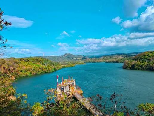 En su capacidad máxima de llenado, el embalse Arenal cubre unos 88 km2. Es el único plurianual del país, es decir, acumula agua de los períodos lluviosos para ser empleada en los