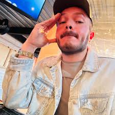 Dime de qué presumes y te diré de qué careces...😂😂 No, pero ya en serio,  que metiche el muchacho, ¿no creen?