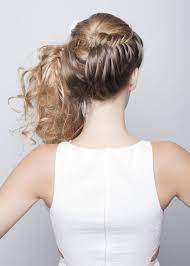 Comment faire un chignon bouclé « fouillis » sur le côté … Coiffure Mariage De Cote 40 Coiffures De Mariage Rock Ou Sages Elle