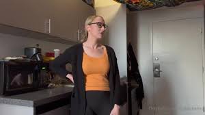 Sexy Mom Stepmom Helps Me Move For College - pornolargo.com