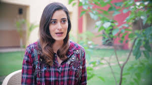 خرجت الفنانة المصرية أمينة خليل، اليوم الأحد، لترد على مزاعم مواطنتها الفنانة حورية فرغلي، خلال لقاء تلفزيوني أذيع أمس. Ø§Ù…ÙŠÙ†Ø© Ø®Ù„ÙŠÙ„ ØªØ­ÙƒÙŠ ØªØ¬Ø±Ø¨ØªÙ‡Ø§ Ø§Ù„Ø§ÙˆÙ„Ù‰ Ù…Ø¹ Ø¸Ø§ÙØ± Ø§Ù„Ø¹Ø§Ø¨Ø¯ÙŠÙ† Youtube