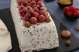 Terrine Glacee Stracciatella Framboise Pistache Et Meringues Au Chocolat Recette Meringue Chocolat Alimentation Dessert