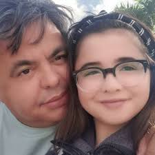 Yo no sé si las hijas son de los padres de lo que no me queda duda es que  yo soy de mis hijas. Dinero es papel. Joyas son piedra y metal.