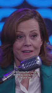 #JamesCameron knew #SigourneyWeaver was perfect to play a 14 year-old in  #Avatar2 — she's equally mature! 🤣💙