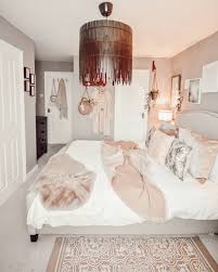 Such A Simple But Beautiful Grey And Blush Pink Decor Idea For The Bedroom Feminine B Blush Pink And Grey Bedroom Feminine Bedroom Dark Wood Bedroom Furniture