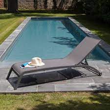 Ce grand transat bain de soleil, avec son armature en aluminium et son dossier en textilène, possède une forme originale et sophistiquée, faite d'arcs de le textilène est une matière agréable, mais aussi résistante au soleil, à l'eau de pluie et à celle de la piscine. Bain De Soleil Aluminium Textilene Flower Gris Gamm Vert