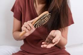 Rambut rontok memiliki banyak penyebab termasuk alopecia androgenetic, infeksi jamur, trauma (misalnya, karena trikotilomania), radioterapi, kemoterapi, kekurangan gizi. Jangan Dibiarkan Segera Atasi Rambut Rontok Dengan Perawatan Tepat