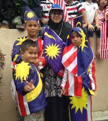 Tidak terlalu labuh atau singkat, rekaan tegap dan selesa. Honeyra On Twitter Rt Hmetromy Warisan57 Rozita Rejab Dan Tiga Anaknya Di Dataran Merdeka Dengan Pakaian Bertemakan Jalur Gemilang Http T Co Jfqwe7mfq7