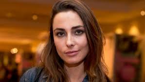 Javiera díaz de valdés was born on june 30, 1981 in las condes, santiago, región metropolitana, chile as javiera díaz de valdés alemparte. Javiera Diaz De Valdes De Sirena Posa En Topless Para Sesion De Fotos