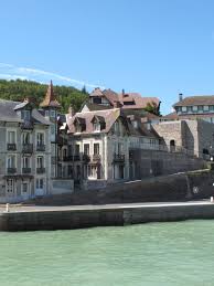 L'ajout d'un accent aigu sur le « e » est une pratique incorrecte. Saint Valery En Caux Villen Kleine Orte Fischerboot