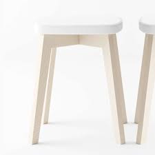 Un large choix à portée de main ! Tabouret Bas Scandinave En Synthetique Et Bois Eclipse 4 Pieds Com