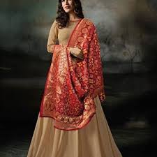 Dress It Up With Dupattas Take Cue From Deepika Padukone S Stunning Cream Suit With Red Banarasi Dupatta Get Yourse Anarkali Dress Fashion Designer Anarkali
