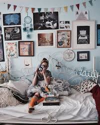 The breezy, maximalist aesthetic gives us all an excuse to make the most of color, to get creative when combining printed textiles and to stock up on all kinds of lovely trinkets that do little. 82 Lovely Cute Diy Dorm Room Decoration Ideas Bedroom Vintage Aesthetic Room Decor Vintage Room