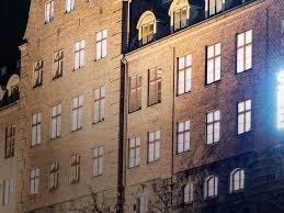Entreprenadkoncernen serneke säljer 80 procent av skyskrapan karlatornet till amerikanska oaktree capital management. Group Staff