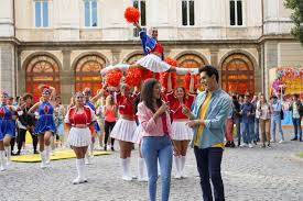 .il mistero della scuola incantata, diretto da gianluca leuzzi con protagonisti luì e sofì dei me una bellissima scuola sta per riaprire dopo molti anni e luì e sofì (me contro te) sono gli ospiti la scuola potrebbe però nascondere un mistero e, ancora una volta, i me contro te dovranno. Mia0qzndq4ffmm