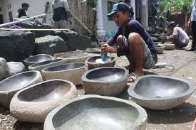 Ini dikarenakan kerajinan batu onyx merupakan kerajinan batu onyx yang langsung kami produksi yang bahan bankunya langsung kami ambil dari lokasi asalnya yaitu tulungagung dan pulau bawean. Wastafel Batu Buatan Warga Japanan Mojowarno Diekspor Ke Luar Negeri
