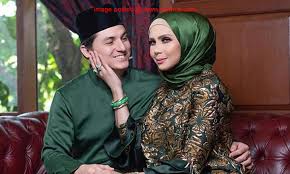 Aida being in love with a younger man have finally been confirmed when a video of young actor wan ariff aziz proposing to her went viral recently. Myartis Com Myartis My Artis Pertikai A Aida Nikah Lelaki Muda Che Ta Sekolahkan Netizen