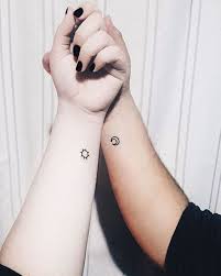 Hình xăm cổ tay mini. Ä'áº¹p Ngáº©n NgÆ¡ Vá»›i Cac Hinh XÄƒm Ä'oi Ä'áº¹p á»Ÿ Cá»• Tay Ngon Tay Vai Ä'á»™c Ä'ao