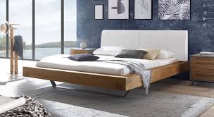 Betten ohne kopfteil, auch liegen genannt, sind ideal unter dachschrägen. Bett Schwebend In Balkenoptik Aus Massiver Wildeiche Valladion