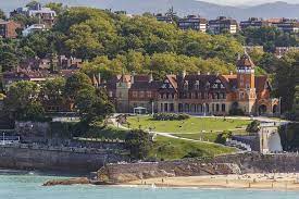 Die besonderen buntglasfenster der kirche stellen vor allem an sonnigen tagen ihr schönes farbenspiel zur schau. San Sebastian Die Spanische Trendstadt Urlaubsguru
