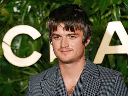 Joe Keery's New Haircut Is Not a Bowl Cut