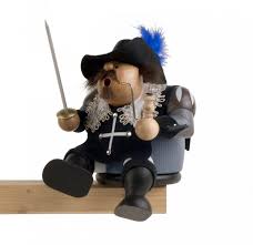 #diesitznachbarn #charlypinsel #kantensitzer #kantenhocker #osterkollektion #ostern #osterdeko #frühling #frühlingsdeko. Rauchermann Musketier Porthos