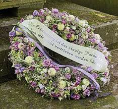 Bloom S Floristikideen Kreative Ideen Fur Den Design Floristen Blumen Zur Beerdigung Beerdigung Blumen Romantische Blumen